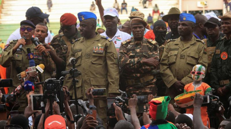 قادة انقلاب النيجر يتهمون فرنسا بنشر قواتها "استعدادا للعدوان"